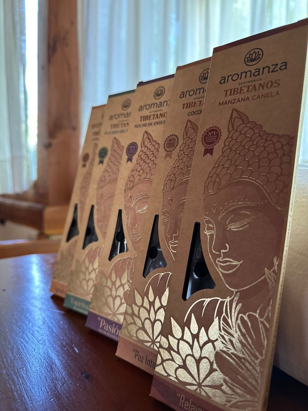 Productos Hindú Los sahumerios “aromanza” tibetanos son una joya espiritual que transforma cualquier espacio. Elaborados con ingredientes naturales, estos sahumerios crean un ambiente de paz y serenidad, ideales para la meditación o momentos de reflexión. 